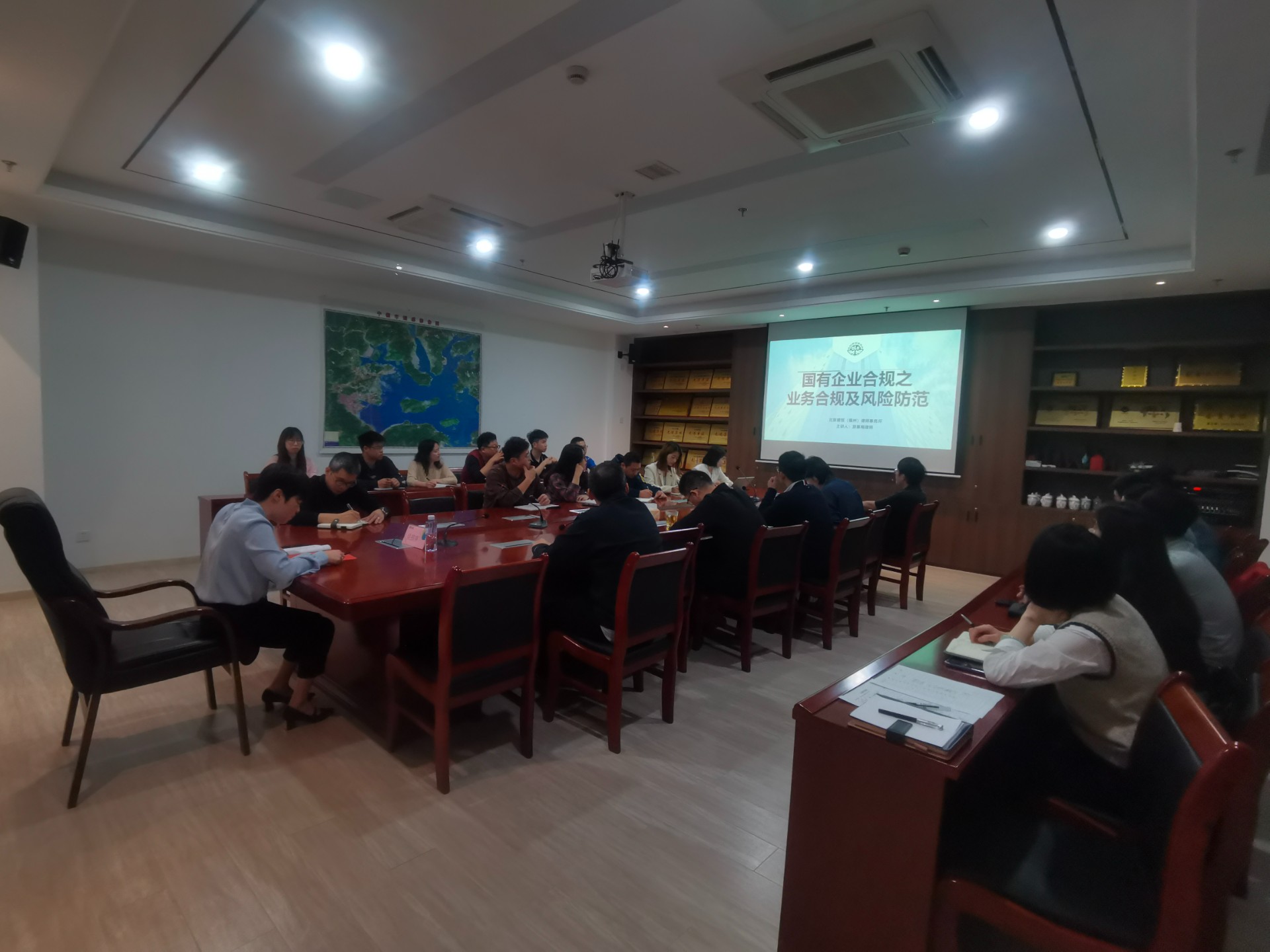 合規講堂第一課——市交投物流集團開(kāi)展國企業(yè)務(wù)合規及風(fēng)險防范培訓，劉招蕊拍攝.jpg